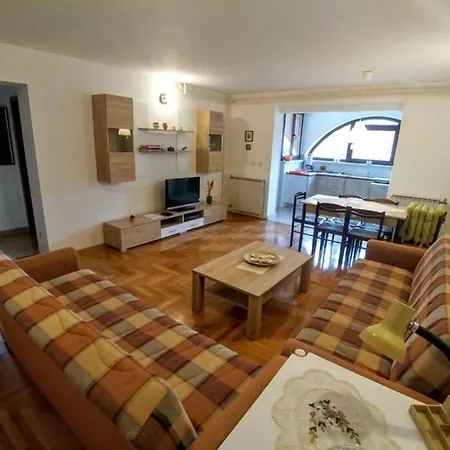 Apartament 100m2, Full Opremljen, Privatni Parking.