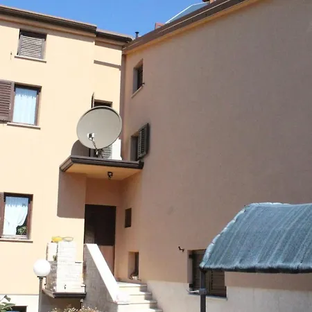 100m2, Full Opremljen, Privatni Parking. Pola