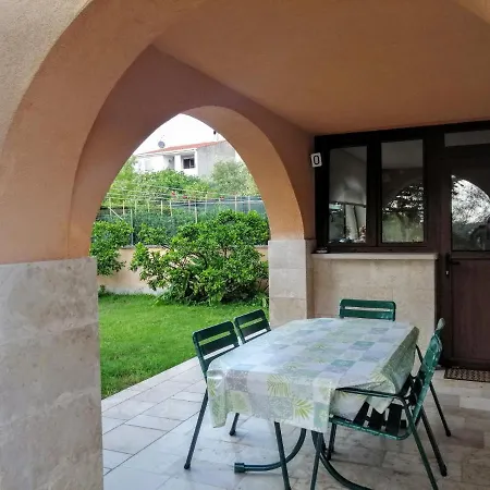 100m2, Full Opremljen, Privatni Parking. Pola