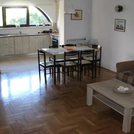 Appartamento 100m2, Full Opremljen, Privatni Parking. Pola