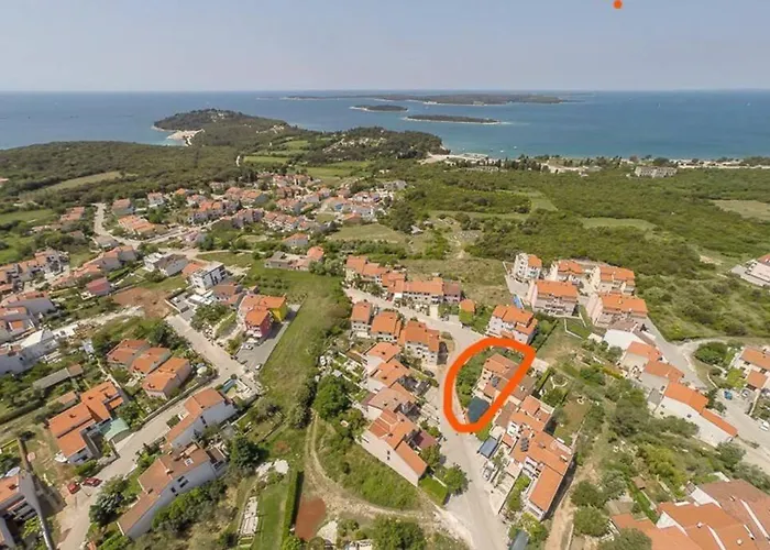 Appartamento 100m2, Full Opremljen, Privatni Parking. Pola