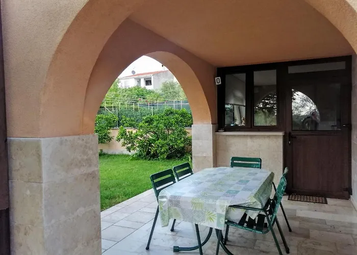 100m2, Full Opremljen, Privatni Parking. Pola