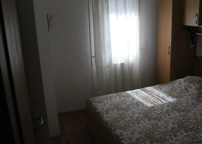 100m2, Full Opremljen, Privatni Parking. Appartamento Pola